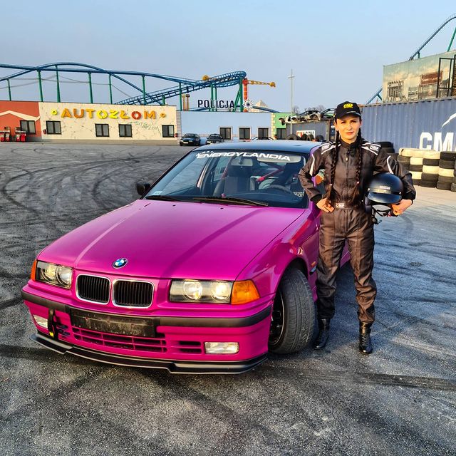 Nela Adamczewska tests the CNC71 steering kit on her BMW E36